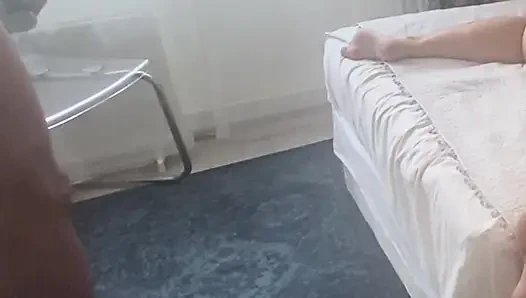 Heiße sexy milf-hure nimmt harten schwanz in ihre muschi.