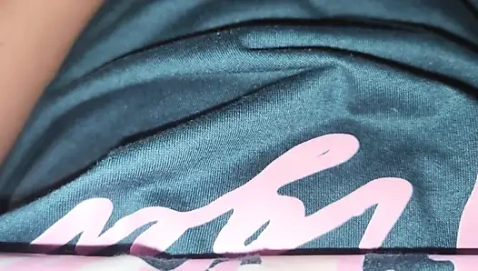 Подростковые пальцы, мокрящие киску посреди ночи