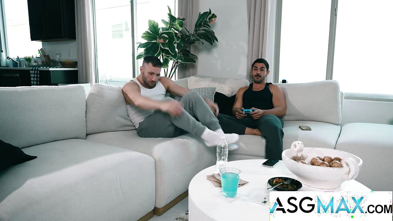 ディスラプティブ・フィルムズ - マイルズ・ファロン、いじめっ子の義理の兄弟に小便を吐きかけて、その後にキンキーなアスファック!