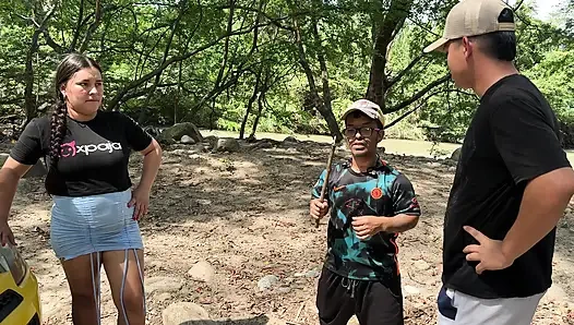 Şişman Latina'ya Tam Bir Yerin Ortasında Yıkımda Yardım Ediyorum, Karşılığında Arabasında Sert Bir Seks Yapıyorum.