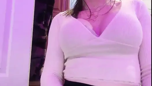 Zoey Portland Pornostar spielt mit ihrer muschi im badezimmer vor dem hof