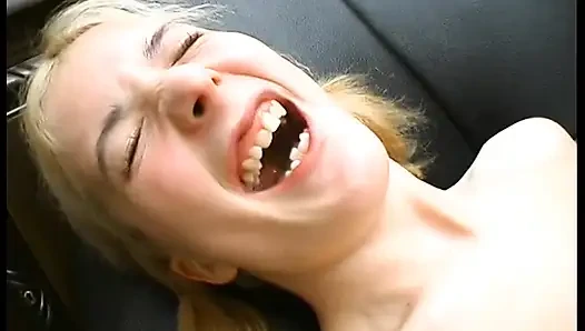 Sexy teenager teilen den schwanz eines älteren typen