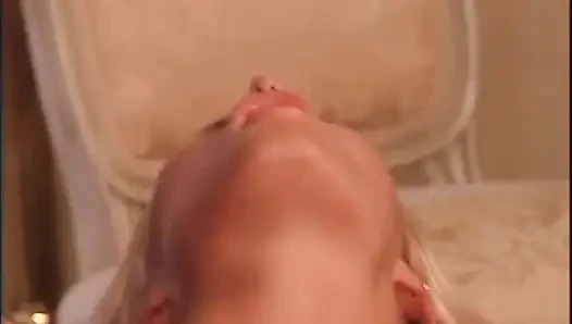 Atemberaubende retro-blonde schlampe der 80er gibt einem großen, harten schwanz einen leckeren blowjob