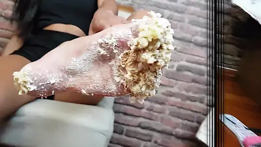 Jilat kue itu dari kaki binalku yang aduhai sama model papan atas taina almeida