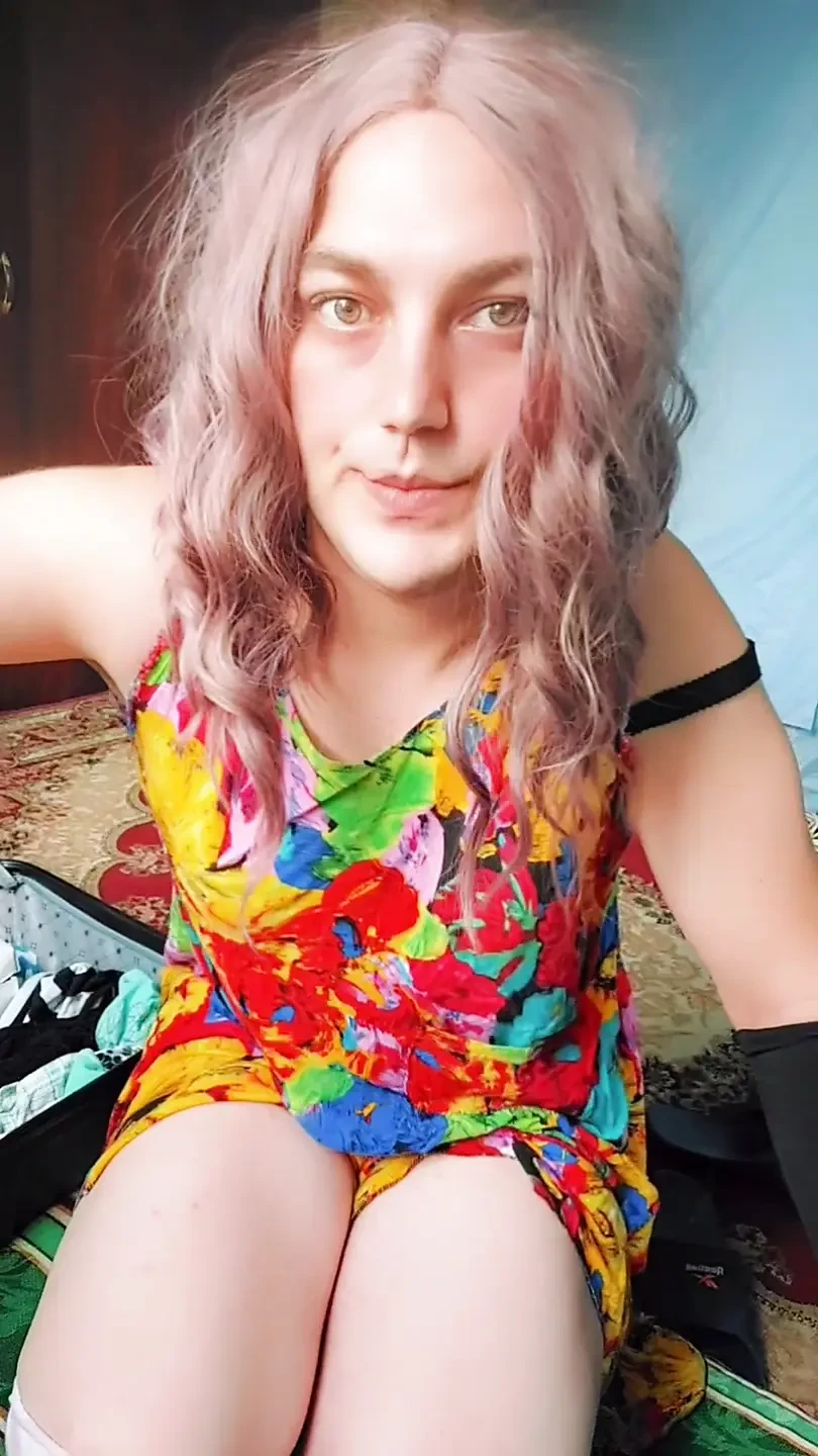 Ateşli travesti bu gece vahşi ve özgür dans yapıyor