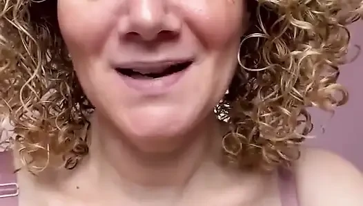 Merce içinde bir şeyle mastürbasyon yapıyor... Amının yakın çekim, inlemesini dinle