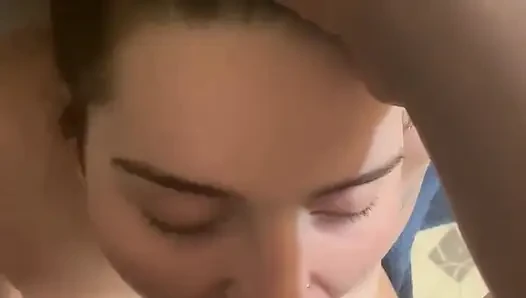Gırtlağına o kadar derine boşal en iyi yarakla döl gırtlağına boşalıyor sert çekirdeğe boşalıyor gerçek hiçbir düzenleme yok derin gırtlak