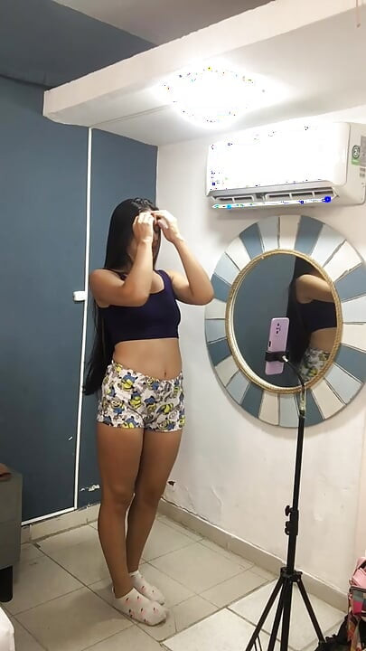 Die schöne Latina überrascht ihren Stiefvater mit ihrem großen Hintern.