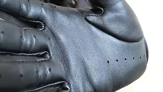 Sarung Tangan Kulit Hitam - Bau Kulit Membuat Anda Sangat Terangsang, Lady Victoria Valente