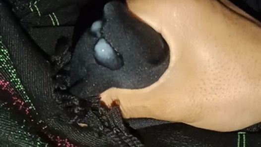 Enorme sperma su morbido scialle nero