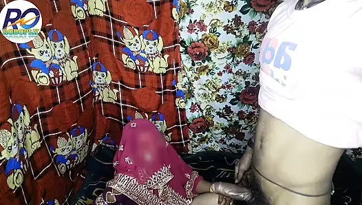 Seksi Hintli kadın üvey kız kardeşinin üvey oğlunu kısrağa dönüşerek ve onu kucağına kaldırarak ve yarağı içine koyarak sikiyor