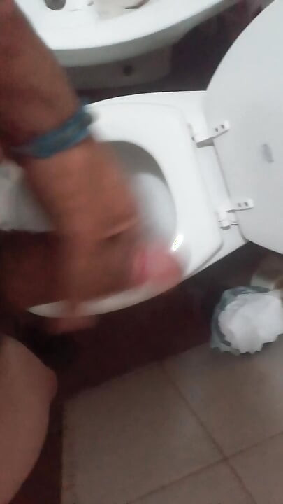 jerk off in the bathroom and can't finish