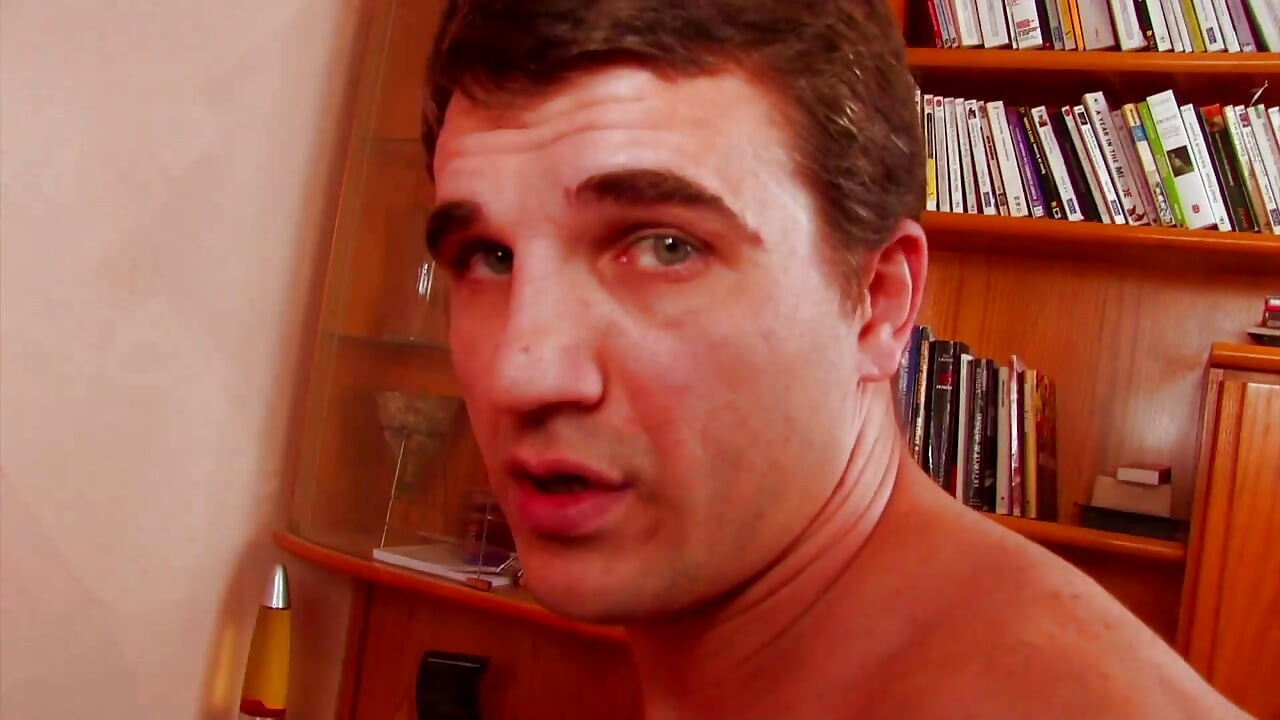 Awek si rambut coklat Perancis ditembusi berganda