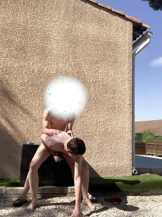 He moans outside, the neighbors hear him screaming