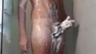 Der behaarte Typ seift sich unter der Dusche ein