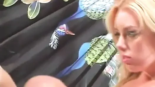 Kurvige blondine wird von gebräuntem typen von hinten gefickt
