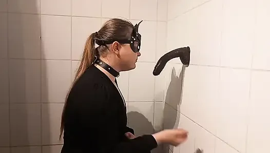 Diz çöken kadın kılıklı büyük zenci yarağının tadını çıkarıyor