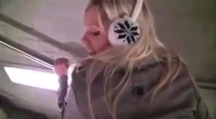 JADE veut que je la prenne dans l'escalier de la gare