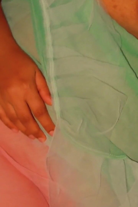 Fodida cunhada gostosa pelo cunhado quando ela estava sozinha na cama do hotel e se masturba
