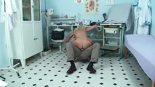 Pelacur pirang mengerang sambil disetubuhi jarinya lalu menunggangi kontol kekasih