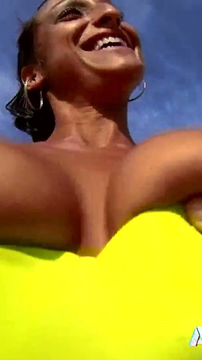 Meme uçları delinmiş esmer orta yaşlı seksi kadın Coral Joice sikiliyor | Klip 1