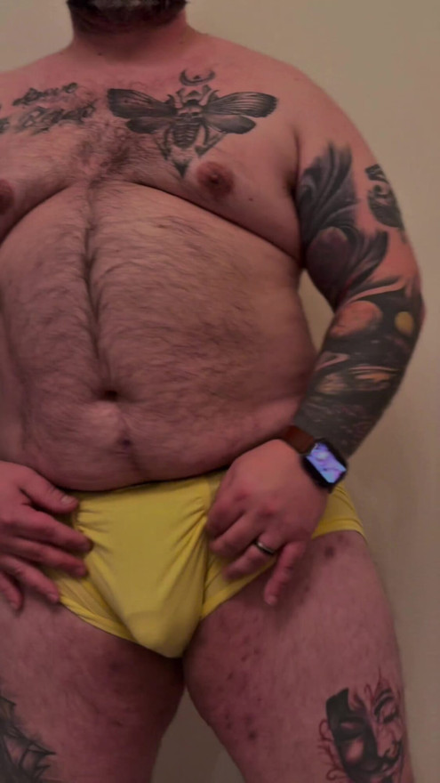Hårig tatuerad knubbig björn