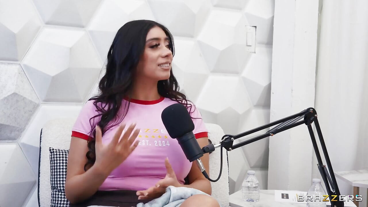 Brazzers - Kira Noir i Violet Myers tworzą studio podcastów w parzysty trójkąt