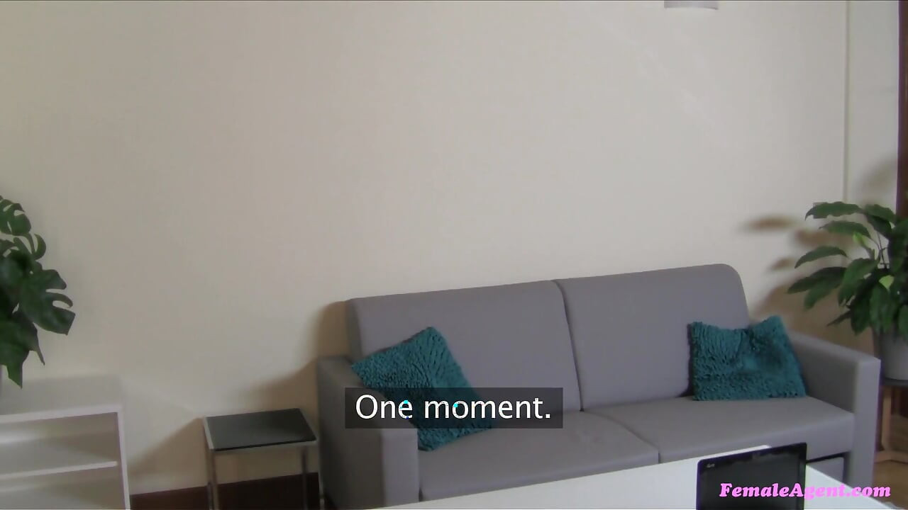 Agent feminin - milf excitată Cynthia Vellons distruge timiditatea solicitantului David cu muie, futai cu călărire inversă și o ejaculare facială
