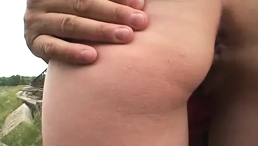 Gefährlicher sex im freien für ein geiles junges paar