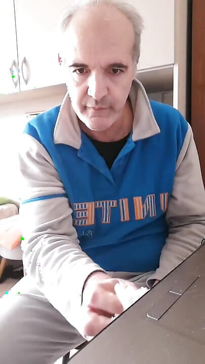 Svršavam u svoju kafu i progutam sve vruće