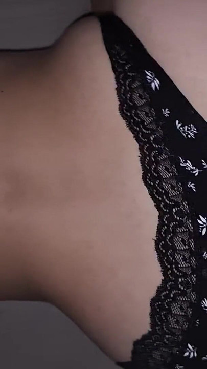 Sex tape nocturne en regardant une série télévisée | Clip 1