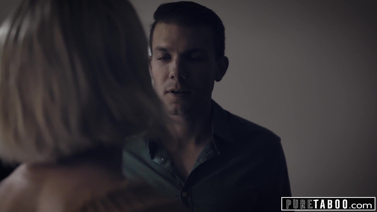 純粋なタブーの継母が義理息子を喜ばせる彼自身を助けた