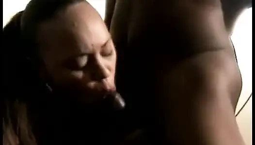 Batang hitam ditelan dan dibelai oleh pengisap biracial yang marah