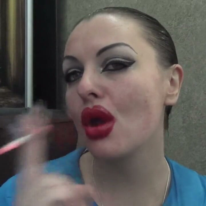 Sexet make-up store røde læber rygning