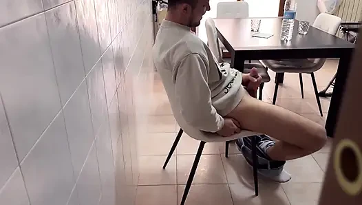 Meine beste Freundin heißt mich in Unterwäsche willkommen und überrascht mich dann, indem ich zu ihren Fotos masturbiere, aus meiner Sicht