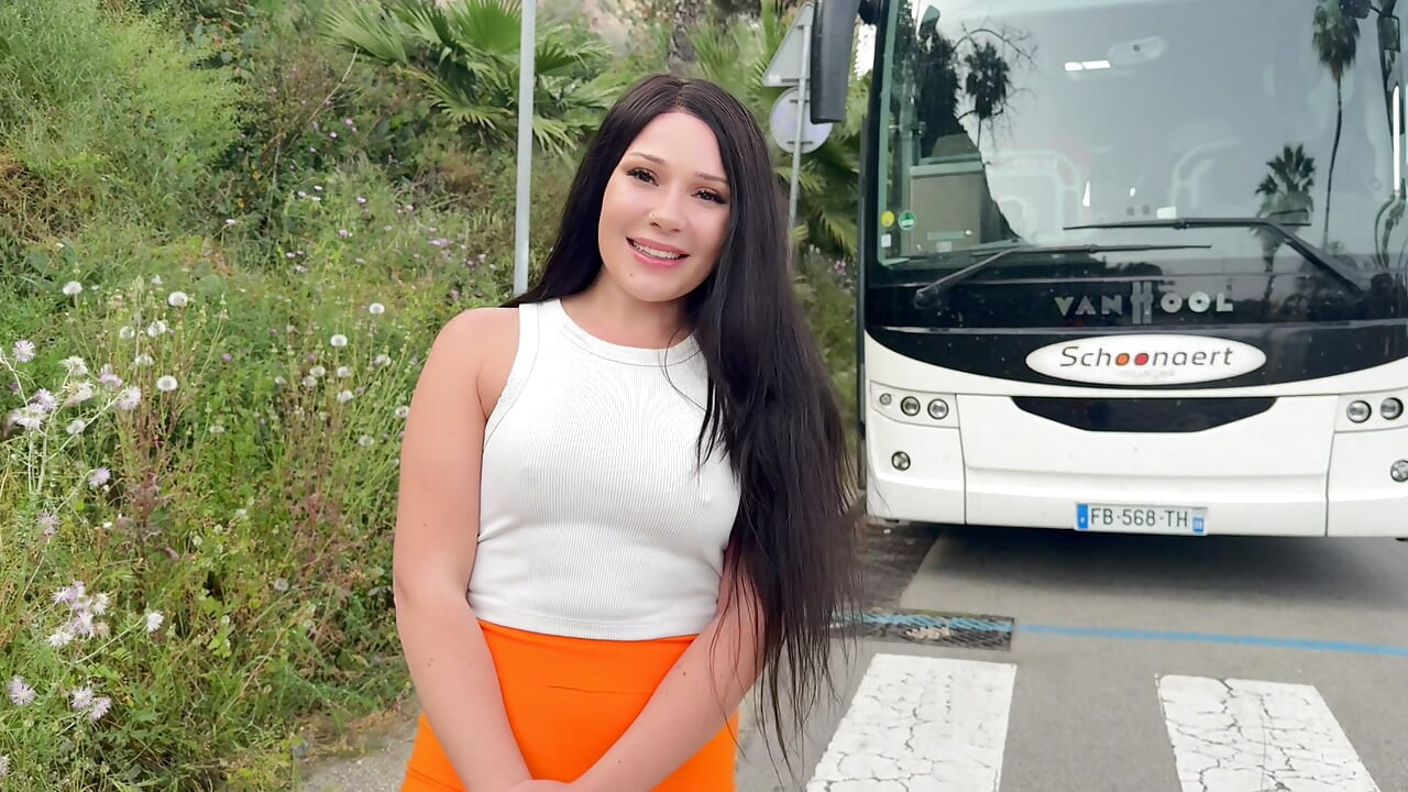 Spotykam Boginię Na Ulicy I Pieprzę Ją Na Zewnątrz - Lola Bratz