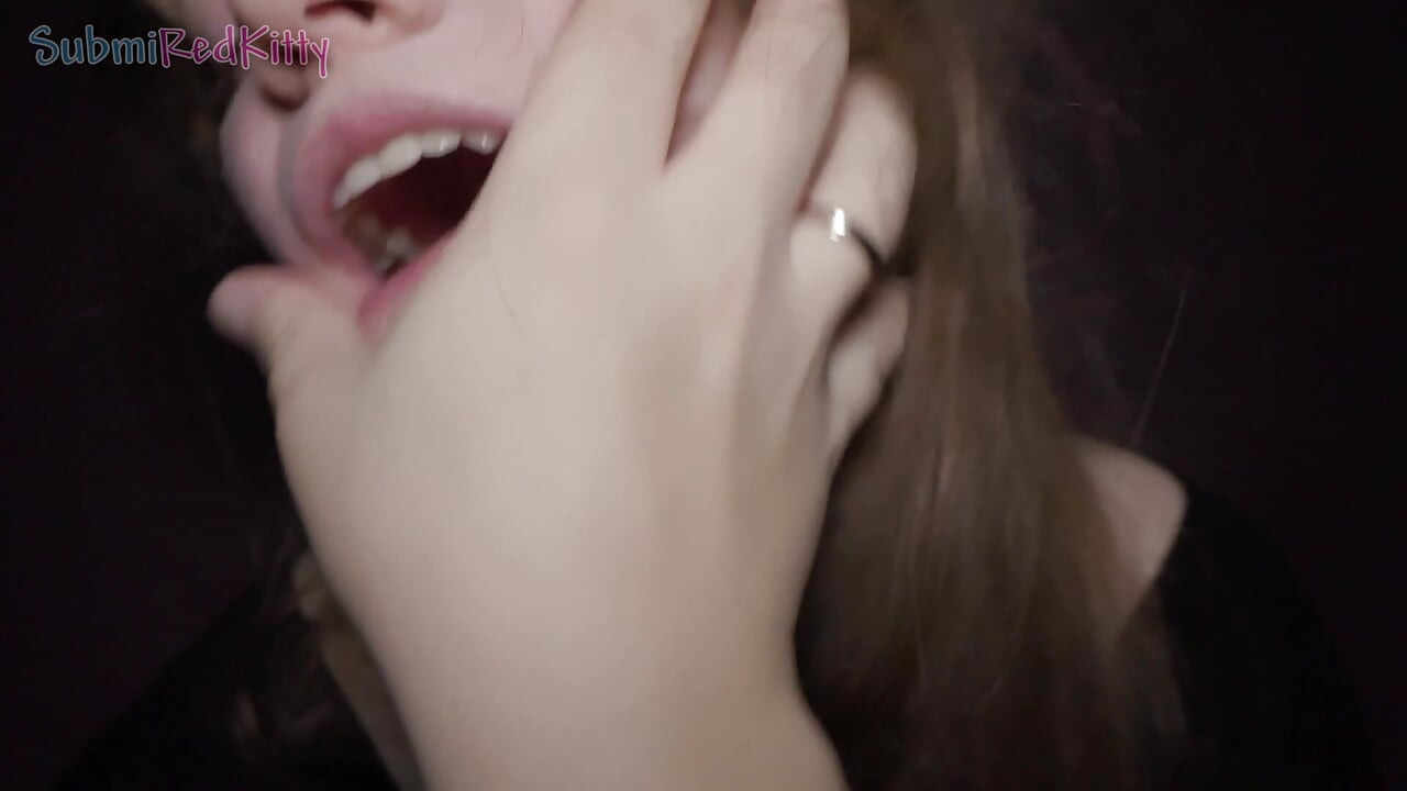 Pipe profonde sur une grosse bite par une fille rousse soumise et timide se termine par un facial