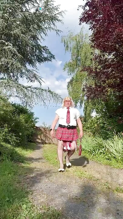 W stroju uczennicy z blond peruką na imprezę