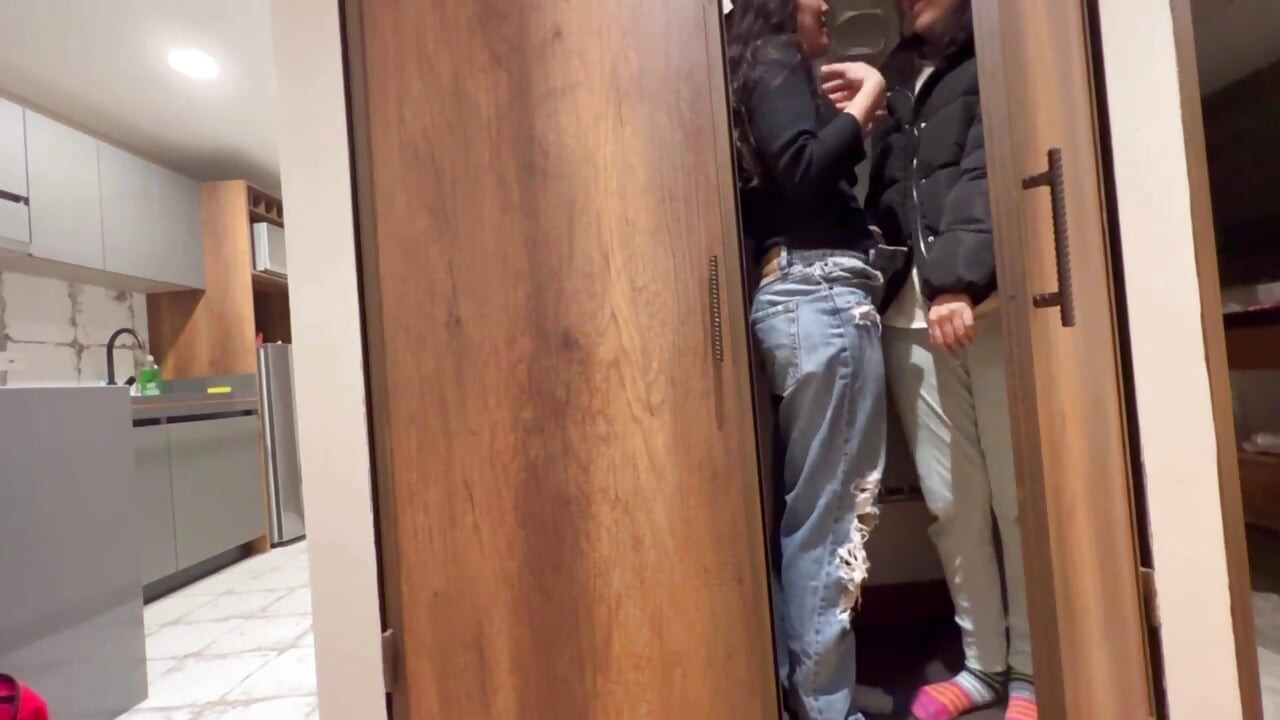 Chúng tôi chạm vào trong tủ quần áo trước khi chồng cô ấy đến !!