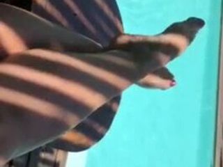 Aryanas heiße Füße kommen in den Pool
