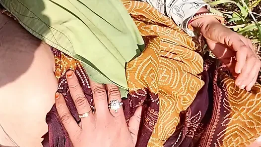 Açık havada buğday tarlasında, kayınpederinin önünde yarak emiyor ve amını sikiyor