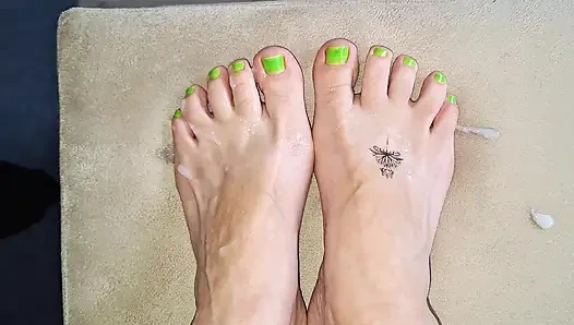 Aku lagi asik muncratin jari kaki seksi pacarku