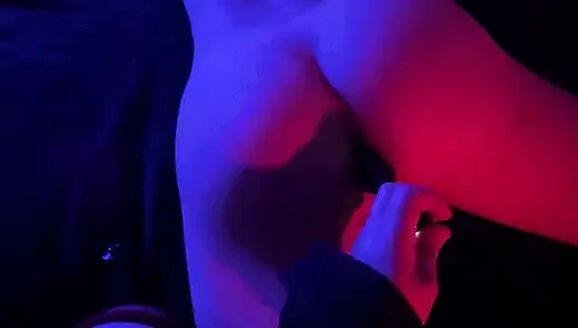 Das Mädchen dominiert ihren Freund, indem sie ihn masturbiert und zum ersten Mal seinen Hintern macht
