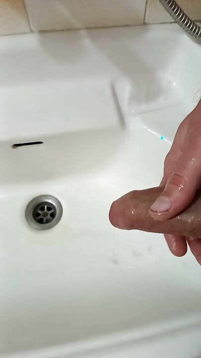 Aku colmek sambil kencing, terus aku ngocor