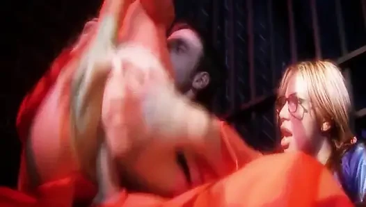 Doyumsuz vahşi sahne 1_a birkaç büyük memeli sarışın orta yaşlı seksi kadın bir mahkumla üçlü seks yapıyor