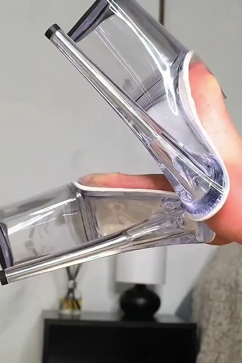 牛仔裤与厚底骡子