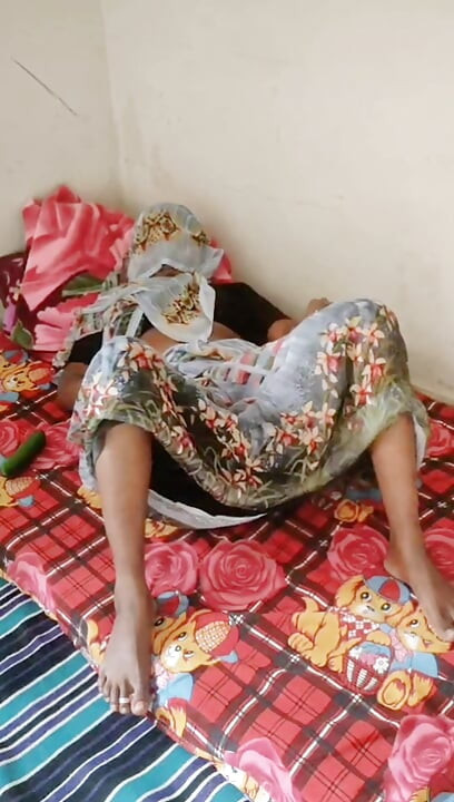 Hot bhabhi ne pura khira apni chut me dal kar apni chut ki pyas bujai