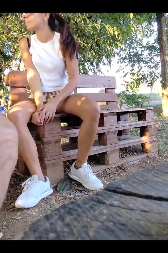 สาวร่านใหญ่ที่รู้จักบนเส้นทางวนถูกเย็ดบนม้านั่ง แต่รถแทรกเตอร์ทําลายทุกอย่าง