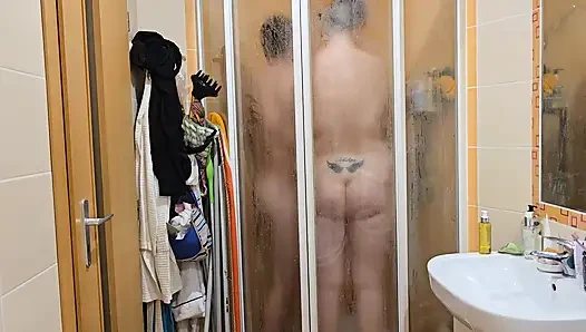 Mandi bareng-bareng... Sampai berubah menjadi seks pasangan panas