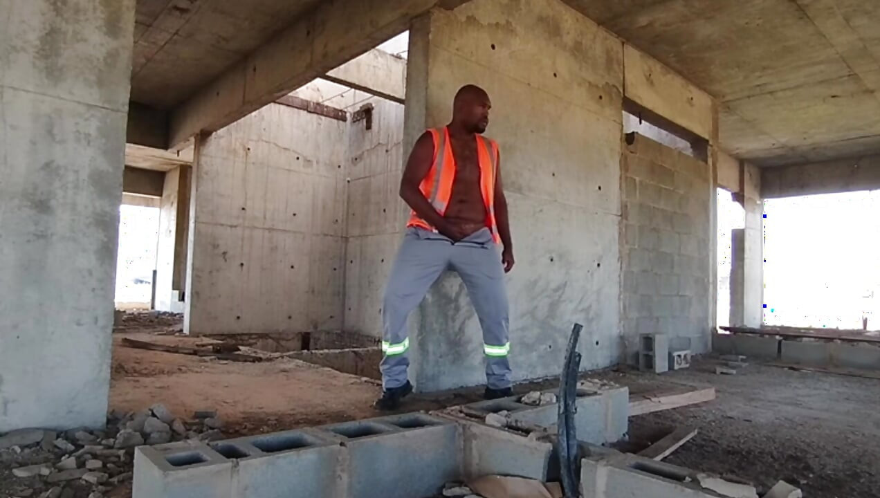 仕事が終わった後、私は建設現場に立ち寄って絶頂しました